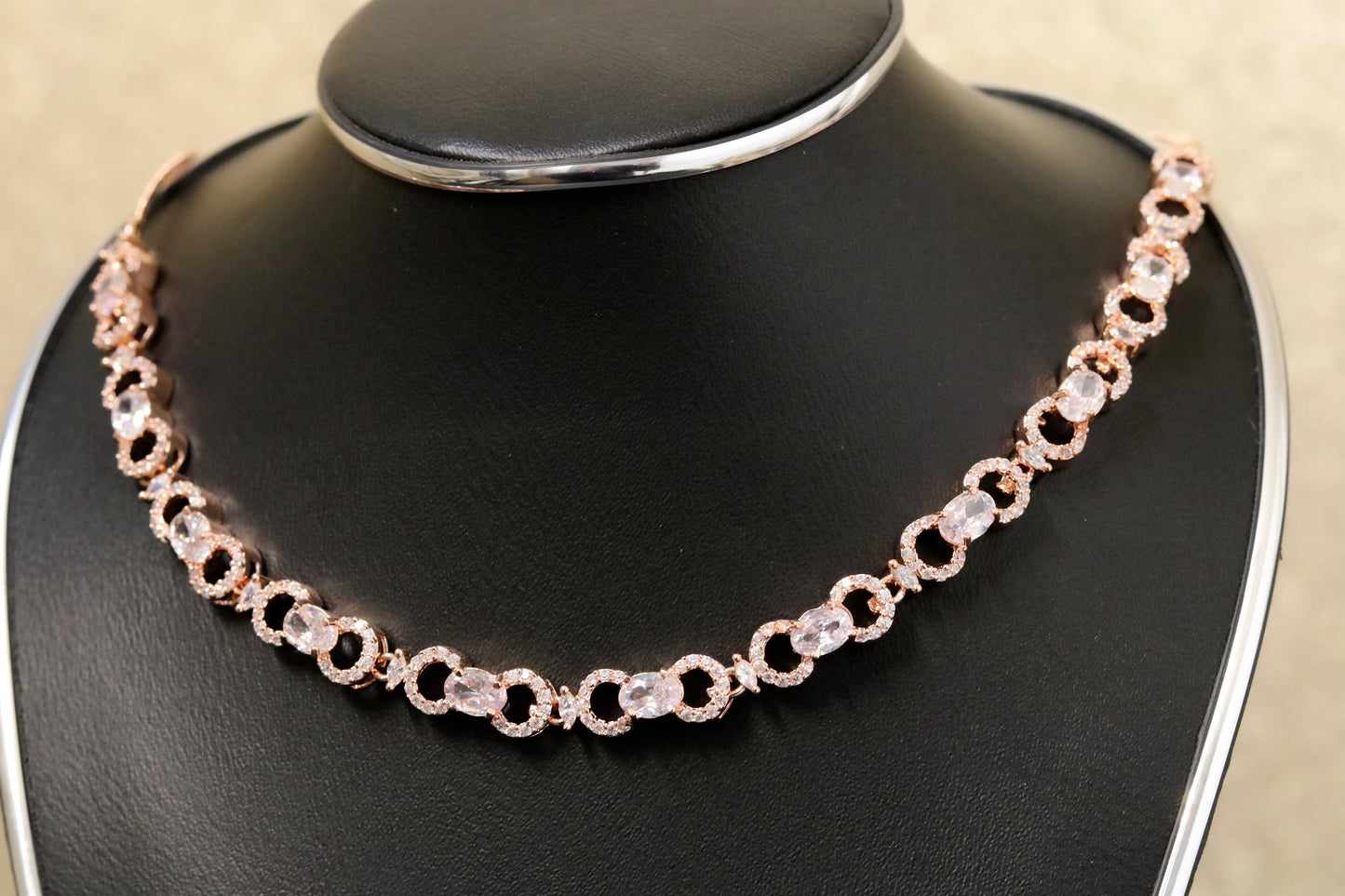 Round lock chain style necklace set