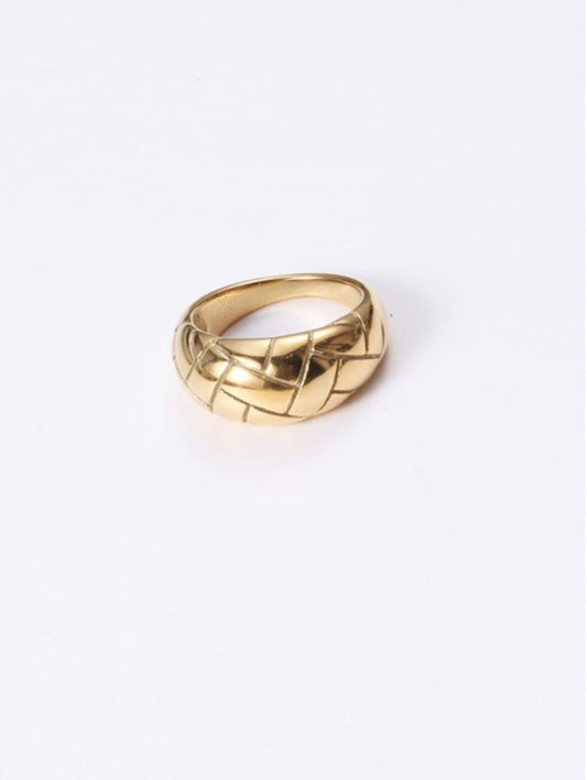 Pattern round golden ring