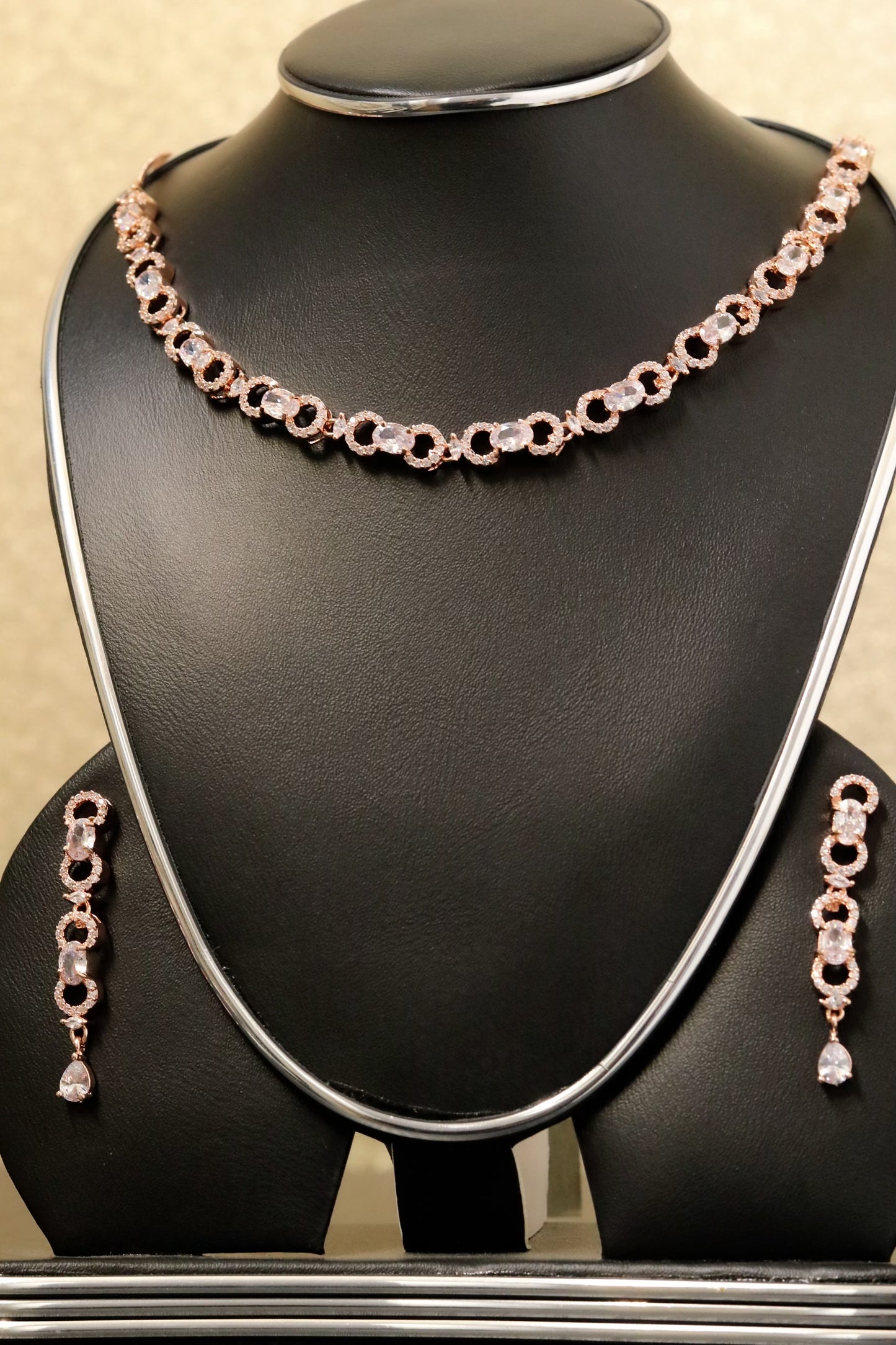 Round lock chain style necklace set