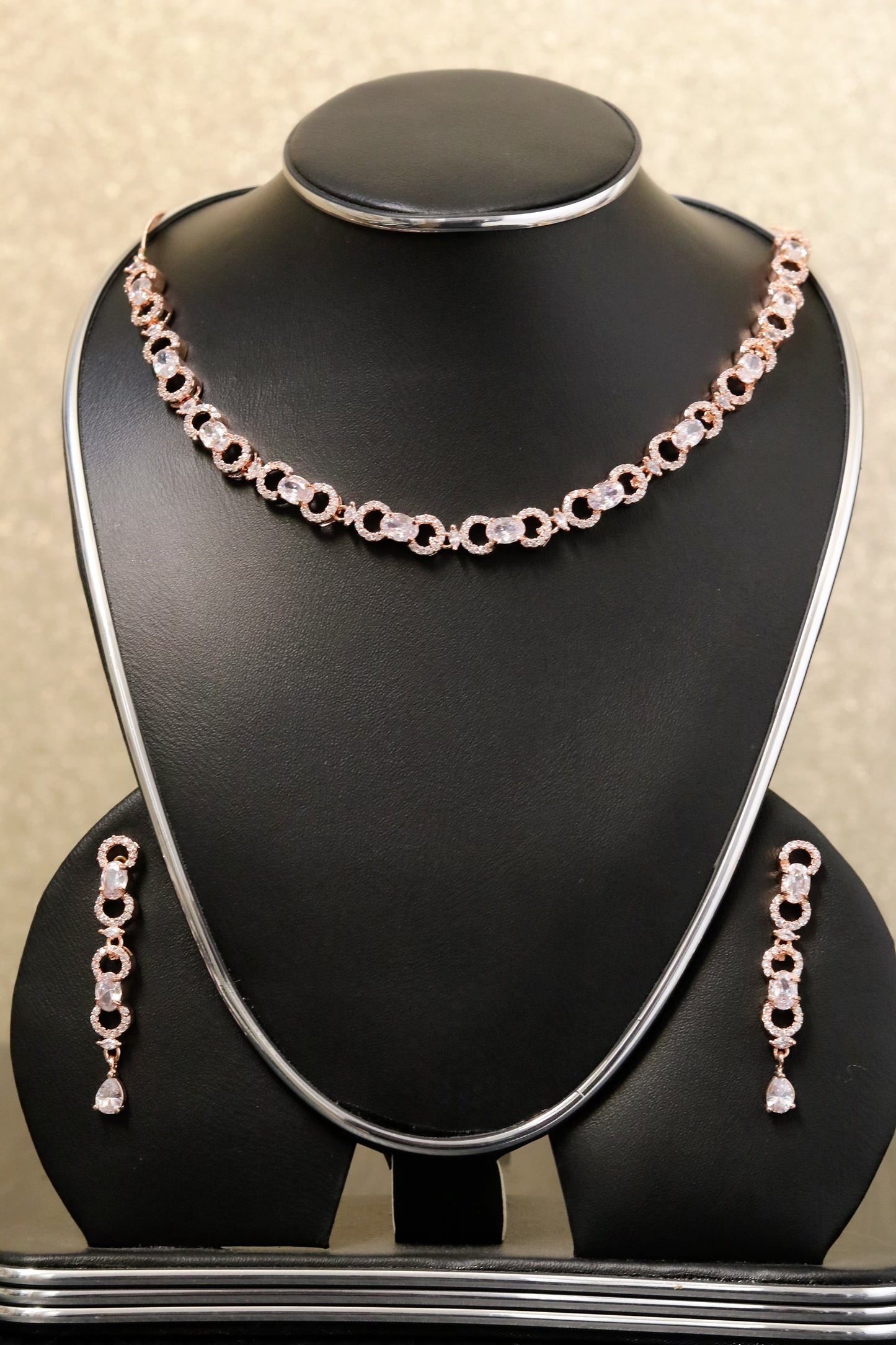 Round lock chain style necklace set