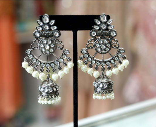 Black oxy earrings with while pearls